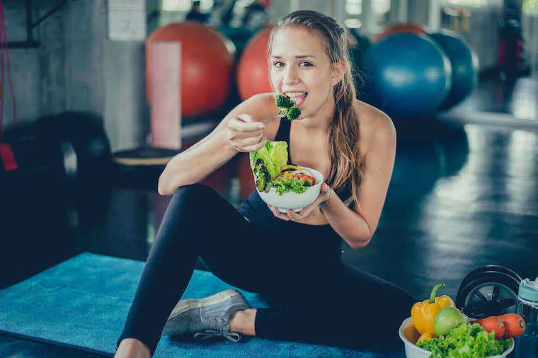 サラダを食べる女性